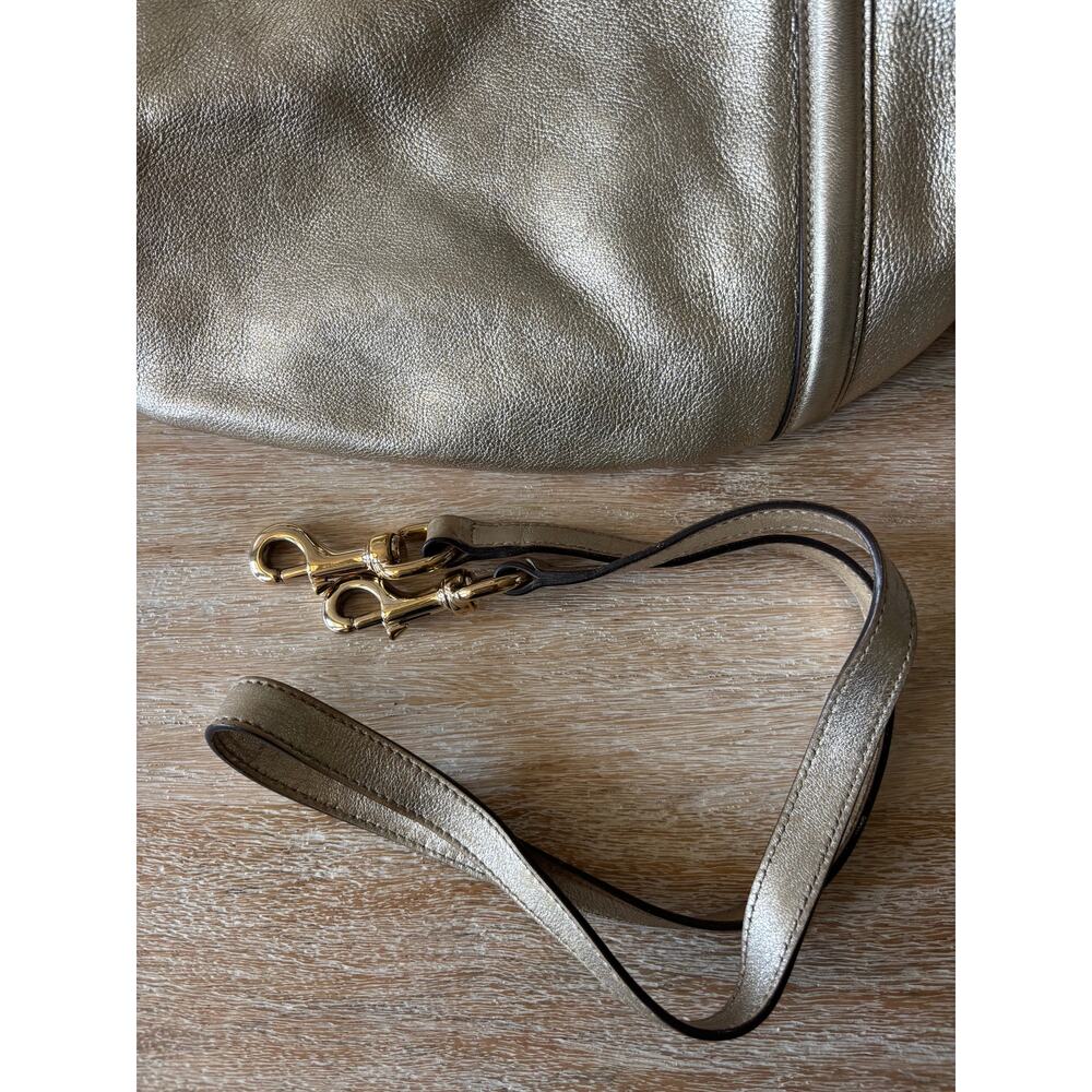 Gucci Metallic Gold Leather Shoulder Bag with Gold Logo - Picture 8 of 10